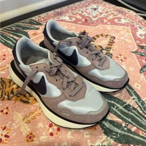 Nike Women's Athletic Shoes in Light Gray and Purple